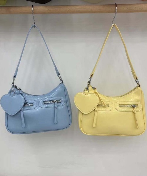 FINEnough（ファインナフ）の「ハートチャーム付きダブルジップポケットハンドル２ＷＡＹショルダーバッグ（ショルダーバッグ・レディース・レッド/ホワイト/ブラック/ブラウン/イエロー/ブルー/キャメル/グレー/モカ/パープル/ピンク・FREE）」の17枚目の写真