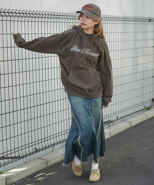 SHORT ROUND（ショートラウンド）の「SHORT ROUND/ピグメントラメグラフィックプルパーカー（パーカー・メンズ・ブラウン/スミクロ・LARGE/MEDIUM）」の4枚目の写真