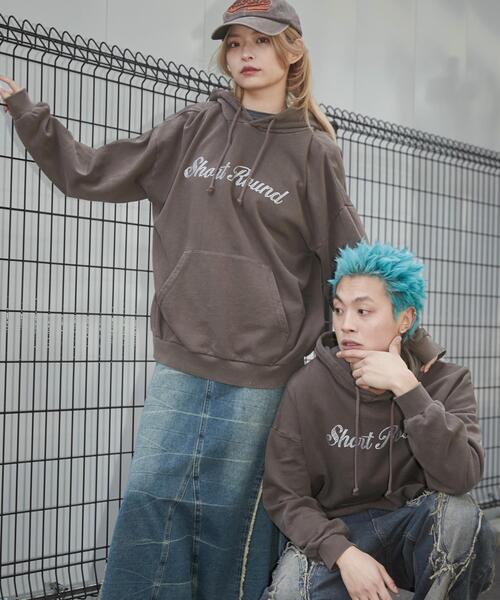 SHORT ROUND（ショートラウンド）の「SHORT ROUND/ピグメントラメグラフィックプルパーカー（パーカー・メンズ・ブラウン/スミクロ・LARGE/MEDIUM）」の6枚目の写真