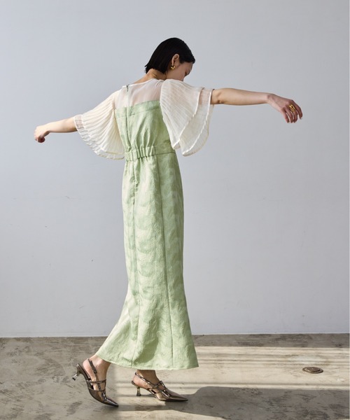 AIC.（エーアイシー）の「ラッフルスリーブロングワンピース（ワンピース・レディース・グレー/グリーン・FREE）」の2枚目の写真