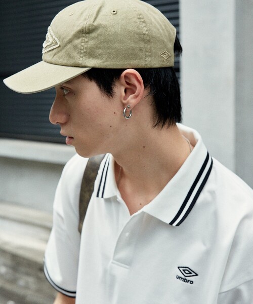 UMBRO（アンブロ）の「UMBRO/アンブロ 別注 UMBRO ダメージロゴパッチキャップ(限定展開)(UNISEX)（キャップ・メンズ・ベージュ/ブラック・ONE SIZE）」の3枚目の写真