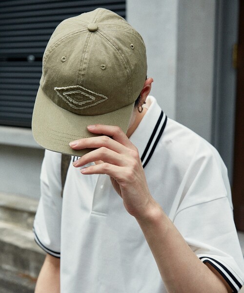 UMBRO（アンブロ）の「UMBRO/アンブロ 別注 UMBRO ダメージロゴパッチキャップ(限定展開)(UNISEX)（キャップ・メンズ・ベージュ/ブラック・ONE SIZE）」の4枚目の写真