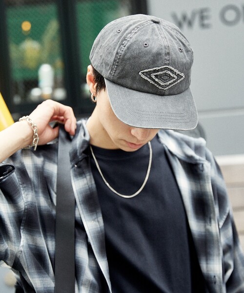 UMBRO（アンブロ）の「UMBRO/アンブロ 別注 UMBRO ダメージロゴパッチキャップ(限定展開)(UNISEX)（キャップ・メンズ・ベージュ/ブラック・ONE SIZE）」の5枚目の写真
