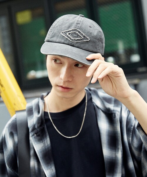 UMBRO（アンブロ）の「UMBRO/アンブロ 別注 UMBRO ダメージロゴパッチキャップ(限定展開)(UNISEX)（キャップ・メンズ・ベージュ/ブラック・ONE SIZE）」の6枚目の写真
