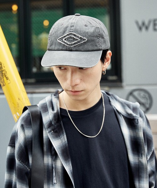 UMBRO（アンブロ）の「UMBRO/アンブロ 別注 UMBRO ダメージロゴパッチキャップ(限定展開)(UNISEX)（キャップ・メンズ・ベージュ/ブラック・ONE SIZE）」の7枚目の写真