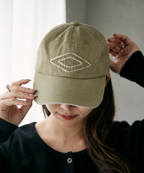 UMBRO（アンブロ）の「UMBRO/アンブロ 別注 UMBRO ダメージロゴパッチキャップ(限定展開)(UNISEX)（キャップ・メンズ・ベージュ/ブラック・ONE SIZE）」の8枚目の写真
