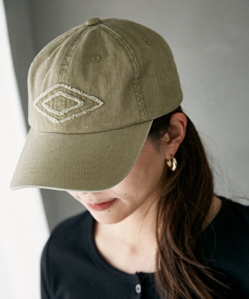 UMBRO（アンブロ）の「UMBRO/アンブロ 別注 UMBRO ダメージロゴパッチキャップ(限定展開)(UNISEX)（キャップ・メンズ・ベージュ/ブラック・ONE SIZE）」の9枚目の写真