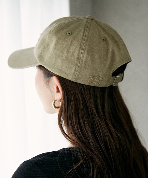 UMBRO（アンブロ）の「UMBRO/アンブロ 別注 UMBRO ダメージロゴパッチキャップ(限定展開)(UNISEX)（キャップ・メンズ・ベージュ/ブラック・ONE SIZE）」の10枚目の写真