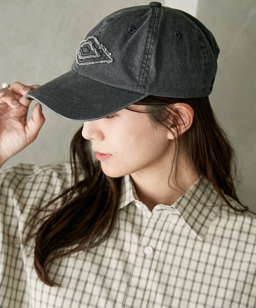 UMBRO（アンブロ）の「UMBRO/アンブロ 別注 UMBRO ダメージロゴパッチキャップ(限定展開)(UNISEX)（キャップ・メンズ・ベージュ/ブラック・ONE SIZE）」の12枚目の写真