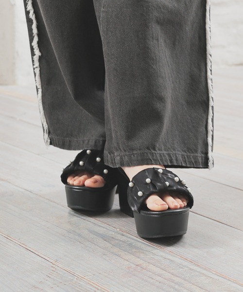 Honeys（ハニーズ）の「パール付ギャザーサンダル（サンダル・レディース・アイボリー/グレイッシュベージュ/ブラック・L/M/S）」の4枚目の写真