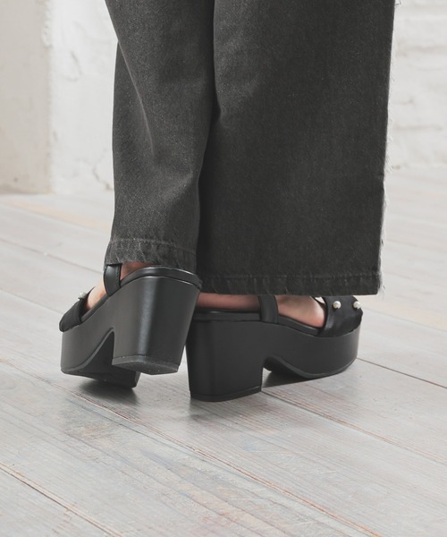 Honeys（ハニーズ）の「パール付ギャザーサンダル（サンダル・レディース・アイボリー/グレイッシュベージュ/ブラック・L/M/S）」の6枚目の写真