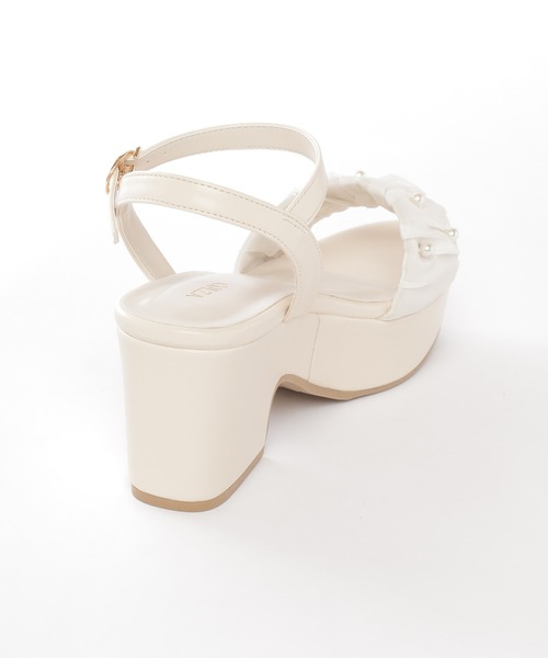 Honeys（ハニーズ）の「パール付ギャザーサンダル（サンダル・レディース・アイボリー/グレイッシュベージュ/ブラック・L/M/S）」の14枚目の写真