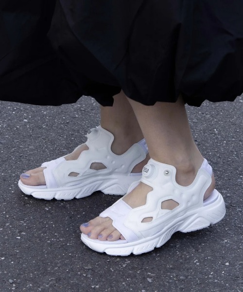 Reebok（リーボック）の「インスタ ポンプフューリー サンダル / INSTAPUMP FURY SANDAL（サンダル・メンズ・ブラック/ホワイト/ブラック×ホワイト/アイボリー・23.0cm/24.0cm/25.0cm/26.0cm/27.0cm/28.0cm/29.0cm/30.0cm）」の2枚目の写真