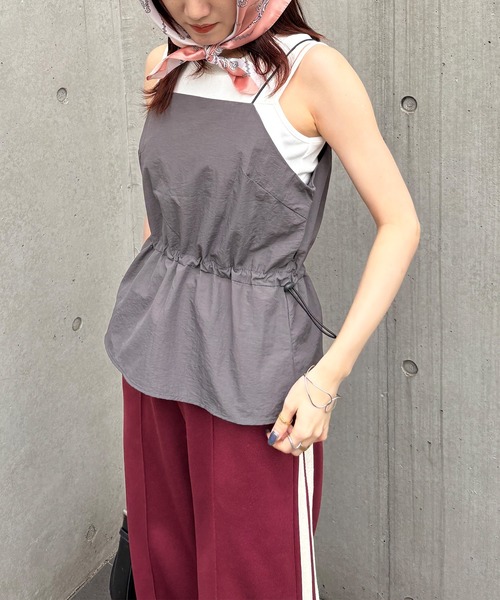 ISOOK(アイスー)の「【ISOOK / アイスー】ドローコードビスチェ / ナイロンライク キャミソール タンクトップ レイヤード 重ね着 ショート丈 ミドル丈 クロップド丈 短丈 ドローコード ドロスト フレア チャコール ブラック 黒 ZOZOTOWN限定(キャミソール・レディース・チャコールグレー/ブラック・FREE)」の2枚目の写真
