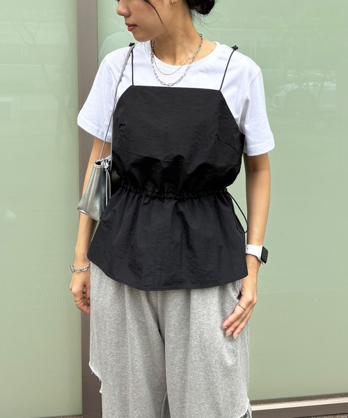ISOOK(アイスー)の「【ISOOK / アイスー】ドローコードビスチェ / ナイロンライク キャミソール タンクトップ レイヤード 重ね着 ショート丈 ミドル丈 クロップド丈 短丈 ドローコード ドロスト フレア チャコール ブラック 黒 ZOZOTOWN限定(キャミソール・レディース・チャコールグレー/ブラック・FREE)」の3枚目の写真