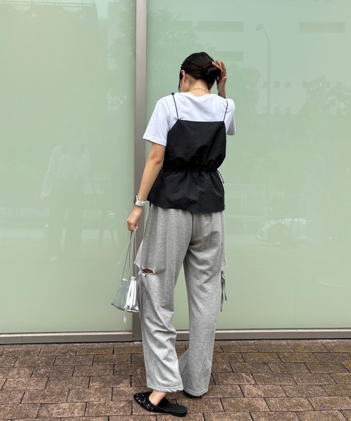 ISOOK(アイスー)の「【ISOOK / アイスー】ドローコードビスチェ / ナイロンライク キャミソール タンクトップ レイヤード 重ね着 ショート丈 ミドル丈 クロップド丈 短丈 ドローコード ドロスト フレア チャコール ブラック 黒 ZOZOTOWN限定(キャミソール・レディース・チャコールグレー/ブラック・FREE)」の4枚目の写真