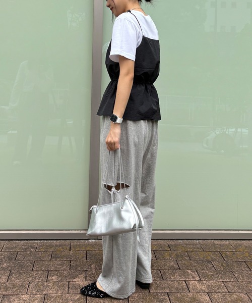 ISOOK(アイスー)の「【ISOOK / アイスー】ドローコードビスチェ / ナイロンライク キャミソール タンクトップ レイヤード 重ね着 ショート丈 ミドル丈 クロップド丈 短丈 ドローコード ドロスト フレア チャコール ブラック 黒 ZOZOTOWN限定(キャミソール・レディース・チャコールグレー/ブラック・FREE)」の20枚目の写真