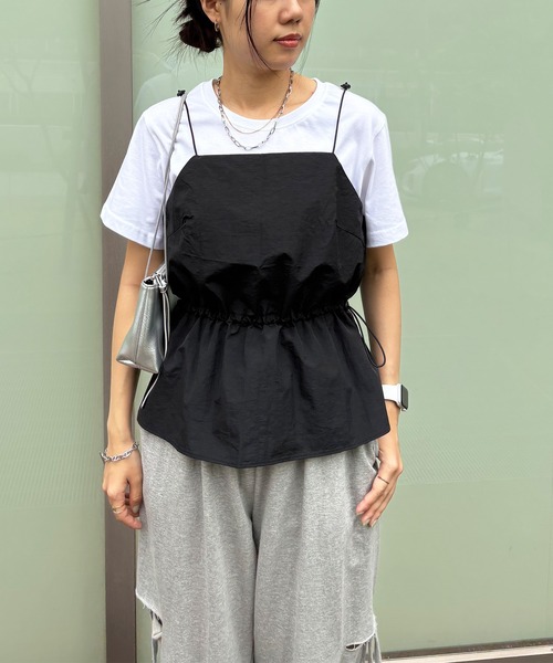 ISOOK(アイスー)の「【ISOOK / アイスー】ドローコードビスチェ / ナイロンライク キャミソール タンクトップ レイヤード 重ね着 ショート丈 ミドル丈 クロップド丈 短丈 ドローコード ドロスト フレア チャコール ブラック 黒 ZOZOTOWN限定(キャミソール・レディース・チャコールグレー/ブラック・FREE)」の22枚目の写真