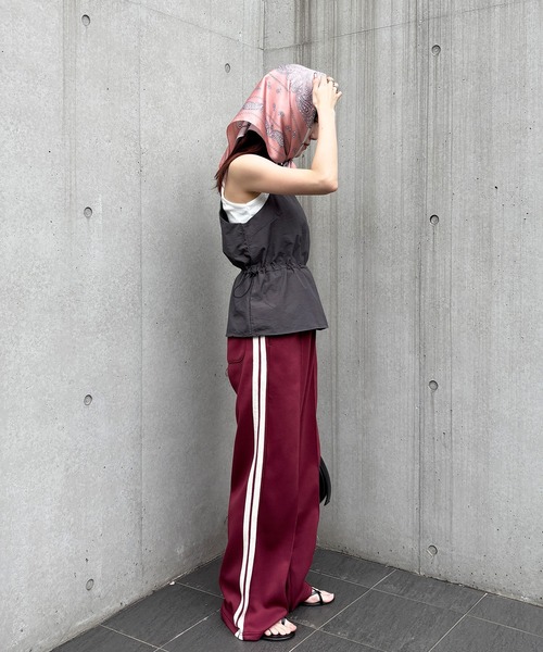 ISOOK(アイスー)の「【ISOOK / アイスー】ドローコードビスチェ / ナイロンライク キャミソール タンクトップ レイヤード 重ね着 ショート丈 ミドル丈 クロップド丈 短丈 ドローコード ドロスト フレア チャコール ブラック 黒 ZOZOTOWN限定(キャミソール・レディース・チャコールグレー/ブラック・FREE)」の10枚目の写真