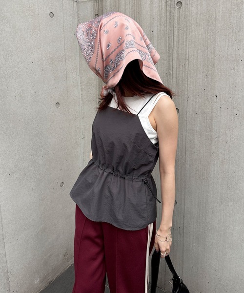 ISOOK(アイスー)の「【ISOOK / アイスー】ドローコードビスチェ / ナイロンライク キャミソール タンクトップ レイヤード 重ね着 ショート丈 ミドル丈 クロップド丈 短丈 ドローコード ドロスト フレア チャコール ブラック 黒 ZOZOTOWN限定(キャミソール・レディース・チャコールグレー/ブラック・FREE)」の7枚目の写真