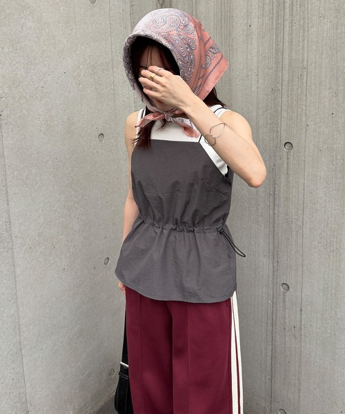 ISOOK(アイスー)の「【ISOOK / アイスー】ドローコードビスチェ / ナイロンライク キャミソール タンクトップ レイヤード 重ね着 ショート丈 ミドル丈 クロップド丈 短丈 ドローコード ドロスト フレア チャコール ブラック 黒 ZOZOTOWN限定(キャミソール・レディース・チャコールグレー/ブラック・FREE)」の17枚目の写真