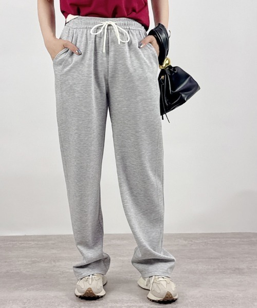 CLOTHY(クロシィ)の「【ゆるっと履いて、きちんと見せる。】ぽわんとダンボール素材ストレートパンツ(その他パンツ・レディース・オフホワイト/グレー/ピンク/ブラック/ベージュ・MEDIUM)」の4枚目の写真