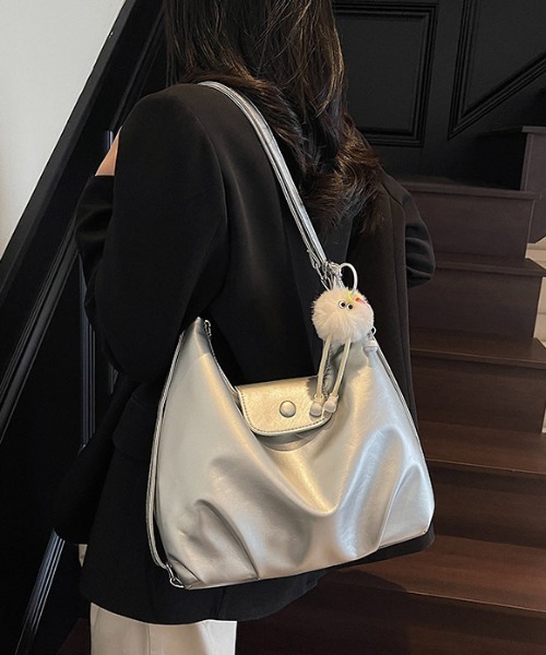 gossip!ロサンゼルス(ゴシップロサンゼルス)の「Y2Kチャーム付き大容量バッグ ショルダーバッグ&斜め掛けバッグ デイリー&通勤用/3WAY(ショルダーバッグ・レディース・ブラック/ブルー/シルバー/ピンク・FREE)」の4枚目の写真