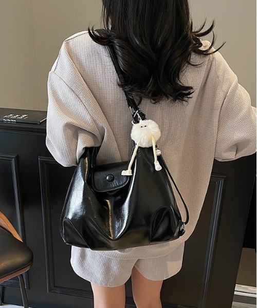 gossip!ロサンゼルス(ゴシップロサンゼルス)の「Y2Kチャーム付き大容量バッグ ショルダーバッグ&斜め掛けバッグ デイリー&通勤用/3WAY(ショルダーバッグ・レディース・ブラック/ブルー/シルバー/ピンク・FREE)」の2枚目の写真