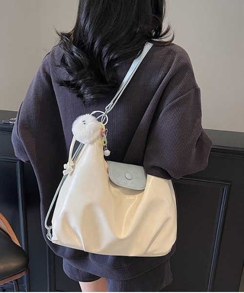 gossip!ロサンゼルス(ゴシップロサンゼルス)の「Y2Kチャーム付き大容量バッグ ショルダーバッグ&斜め掛けバッグ デイリー&通勤用/3WAY(ショルダーバッグ・レディース・ブラック/ブルー/シルバー/ピンク・FREE)」の15枚目の写真