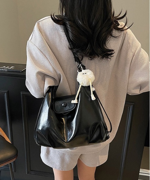 gossip!ロサンゼルス(ゴシップロサンゼルス)の「Y2Kチャーム付き大容量バッグ ショルダーバッグ&斜め掛けバッグ デイリー&通勤用/3WAY(ショルダーバッグ・レディース・ブラック/ブルー/シルバー/ピンク・FREE)」の8枚目の写真