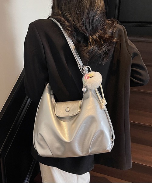 gossip!ロサンゼルス(ゴシップロサンゼルス)の「Y2Kチャーム付き大容量バッグ ショルダーバッグ&斜め掛けバッグ デイリー&通勤用/3WAY(ショルダーバッグ・レディース・ブラック/ブルー/シルバー/ピンク・FREE)」の12枚目の写真