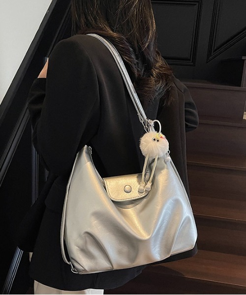 gossip!ロサンゼルス(ゴシップロサンゼルス)の「Y2Kチャーム付き大容量バッグ ショルダーバッグ&斜め掛けバッグ デイリー&通勤用/3WAY(ショルダーバッグ・レディース・ブラック/ブルー/シルバー/ピンク・FREE)」の13枚目の写真