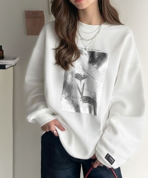 Java（ジャバ）の「《JaVaジャバコラボ》さりげない光沢感が目を惹く♪かすれボックス箔プリントオーバーサイズ裏起毛スウェット（長袖）（スウェット・レディース・オフホワイト/杢グレー・SMALL/MEDIUM/LARGE/X-LARGE）」の2枚目の写真