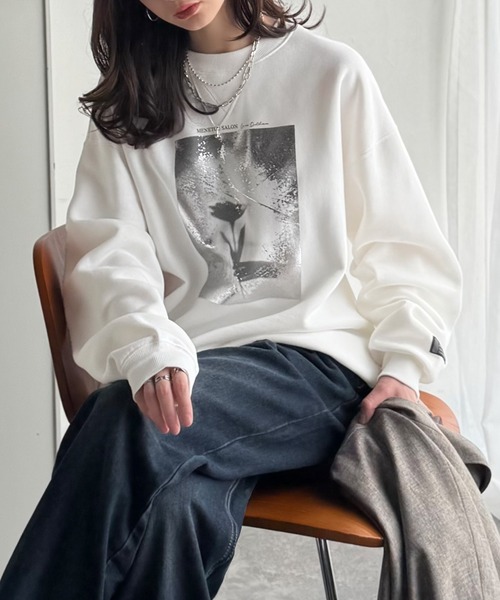 Java（ジャバ）の「《JaVaジャバコラボ》さりげない光沢感が目を惹く♪かすれボックス箔プリントオーバーサイズ裏起毛スウェット（長袖）（スウェット・レディース・オフホワイト/杢グレー・SMALL/MEDIUM/LARGE/X-LARGE）」の5枚目の写真