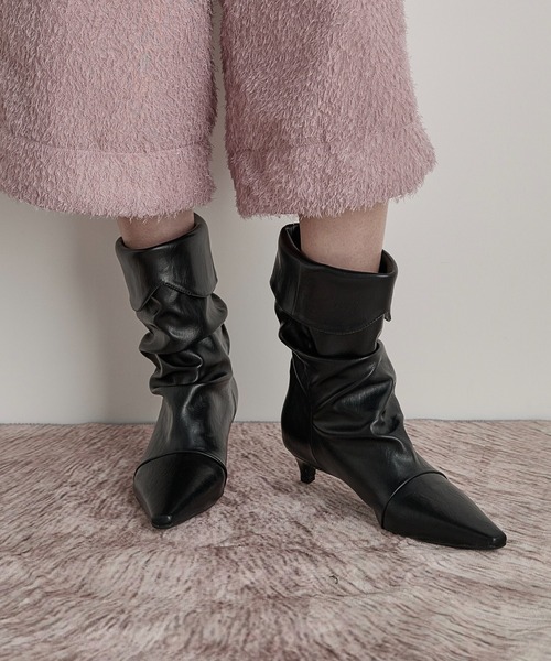 THE YOn（ザヨン）の「フェイクレザーカフショートブーツ（ブーツ・レディース・ブラック/ブラウン・37/39/38）」の2枚目の写真