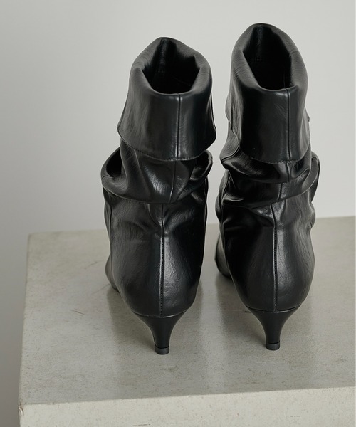 THE YOn（ザヨン）の「フェイクレザーカフショートブーツ（ブーツ・レディース・ブラック/ブラウン・37/39/38）」の4枚目の写真