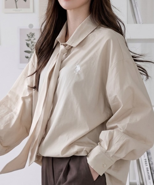 U.S. POLO ASSN.(ユーエスポロアッスン)の「【Ada.別注 U.S. POLO ASSN】ネクタイ結び可能! ボウタイ セット オーバーサイズ シャツ(シャツ/ブラウス・レディース・ライトブルー/チャコール/ネイビー/ホワイト/ベージュ/ピンク・M/L/S)」の3枚目の写真