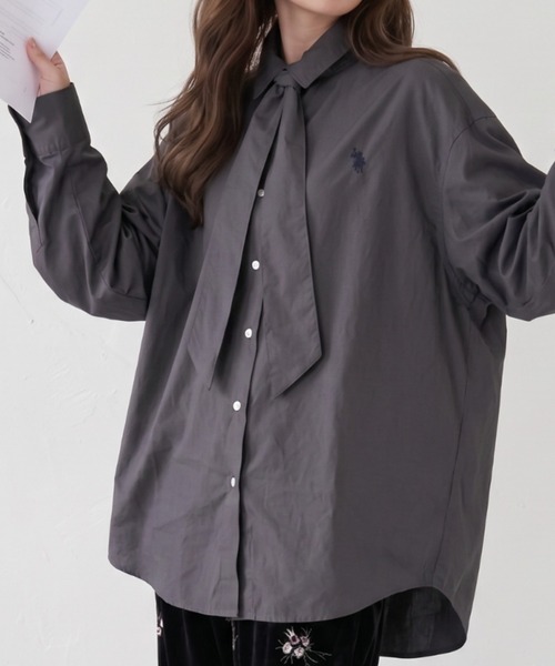 U.S. POLO ASSN.(ユーエスポロアッスン)の「【Ada.別注 U.S. POLO ASSN】ネクタイ結び可能! ボウタイ セット オーバーサイズ シャツ(シャツ/ブラウス・レディース・ライトブルー/チャコール/ネイビー/ホワイト/ベージュ/ピンク・M/L/S)」の1枚目の写真