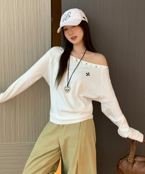 gossip！ロサンゼルス（ゴシップロサンゼルス）の「【Y2Kガーリー】スタッズ風ストーン付きワンショルダーロングスリーブTシャツ（オフショルダー）（Tシャツ/カットソー・レディース・ホワイト/ブラック/グレー・FREE）」の2枚目の写真