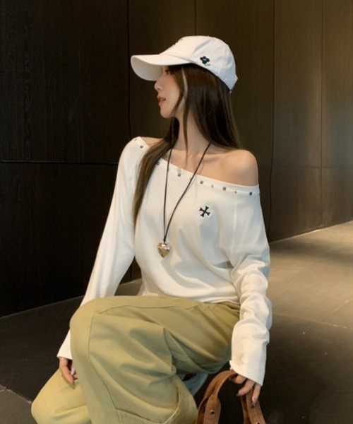 gossip！ロサンゼルス（ゴシップロサンゼルス）の「【Y2Kガーリー】スタッズ風ストーン付きワンショルダーロングスリーブTシャツ（オフショルダー）（Tシャツ/カットソー・レディース・ホワイト/ブラック/グレー・FREE）」の15枚目の写真