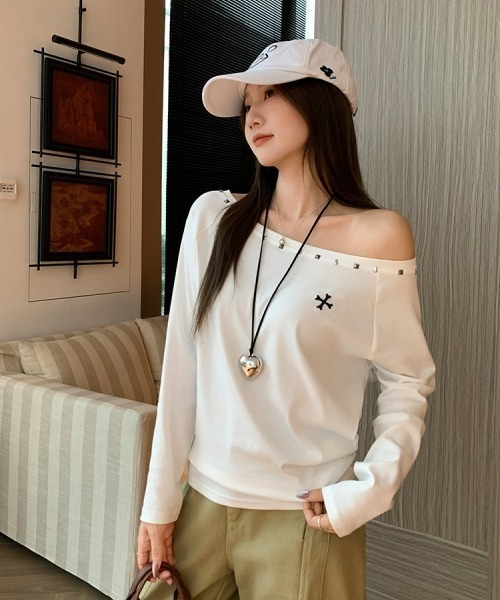 gossip！ロサンゼルス（ゴシップロサンゼルス）の「【Y2Kガーリー】スタッズ風ストーン付きワンショルダーロングスリーブTシャツ（オフショルダー）（Tシャツ/カットソー・レディース・ホワイト/ブラック/グレー・FREE）」の16枚目の写真