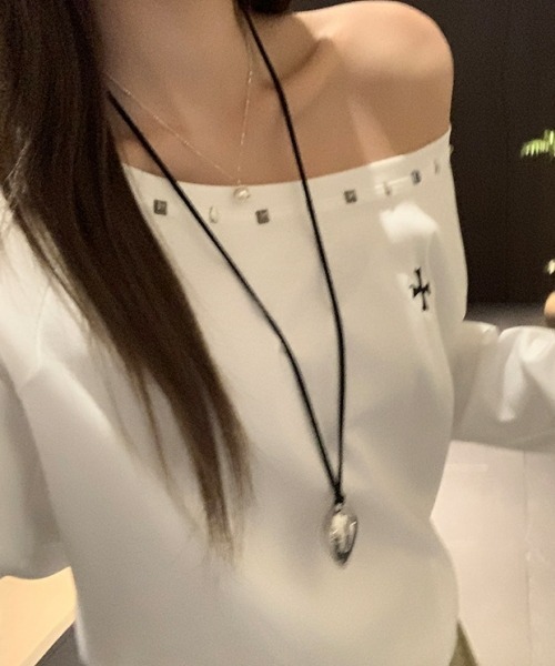 gossip！ロサンゼルス（ゴシップロサンゼルス）の「【Y2Kガーリー】スタッズ風ストーン付きワンショルダーロングスリーブTシャツ（オフショルダー）（Tシャツ/カットソー・レディース・ホワイト/ブラック/グレー・FREE）」の17枚目の写真