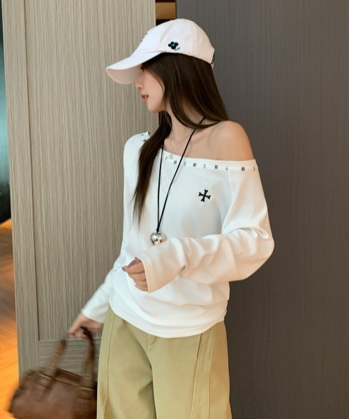 gossip！ロサンゼルス（ゴシップロサンゼルス）の「【Y2Kガーリー】スタッズ風ストーン付きワンショルダーロングスリーブTシャツ（オフショルダー）（Tシャツ/カットソー・レディース・ホワイト/ブラック/グレー・FREE）」の18枚目の写真