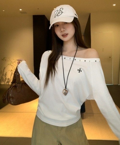 gossip！ロサンゼルス（ゴシップロサンゼルス）の「【Y2Kガーリー】スタッズ風ストーン付きワンショルダーロングスリーブTシャツ（オフショルダー）（Tシャツ/カットソー・レディース・ホワイト/ブラック/グレー・FREE）」の19枚目の写真