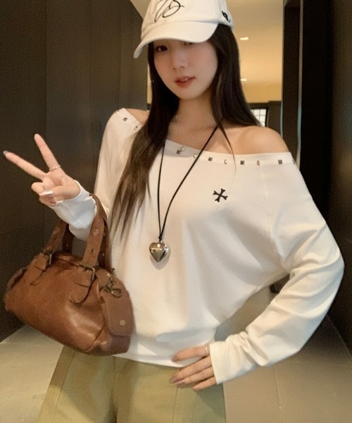 gossip！ロサンゼルス（ゴシップロサンゼルス）の「【Y2Kガーリー】スタッズ風ストーン付きワンショルダーロングスリーブTシャツ（オフショルダー）（Tシャツ/カットソー・レディース・ホワイト/ブラック/グレー・FREE）」の20枚目の写真