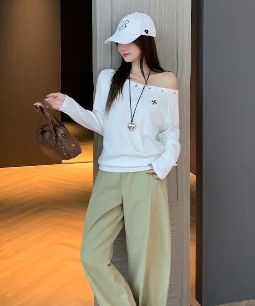 gossip！ロサンゼルス（ゴシップロサンゼルス）の「【Y2Kガーリー】スタッズ風ストーン付きワンショルダーロングスリーブTシャツ（オフショルダー）（Tシャツ/カットソー・レディース・ホワイト/ブラック/グレー・FREE）」の21枚目の写真