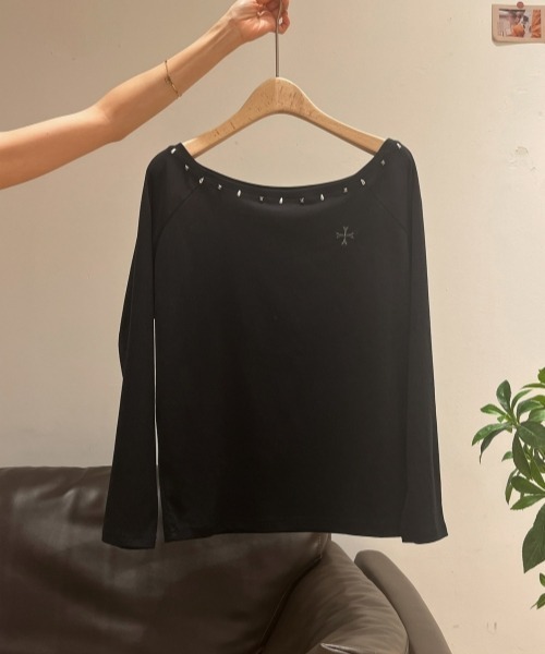 gossip！ロサンゼルス（ゴシップロサンゼルス）の「【Y2Kガーリー】スタッズ風ストーン付きワンショルダーロングスリーブTシャツ（オフショルダー）（Tシャツ/カットソー・レディース・ホワイト/ブラック/グレー・FREE）」の13枚目の写真