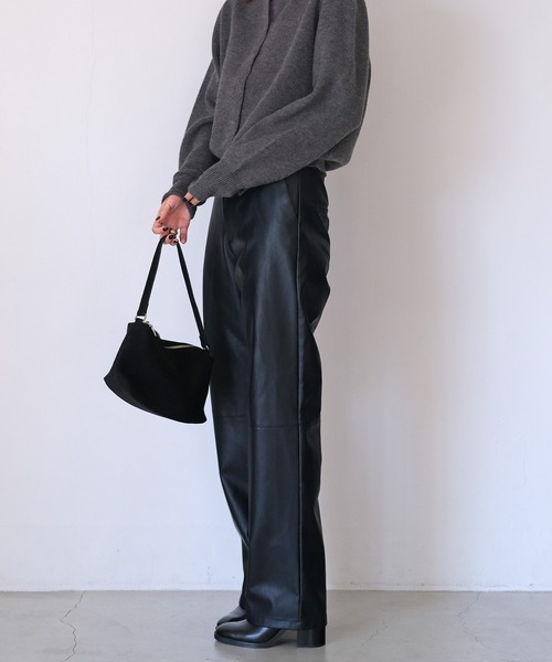 AKTE（アクテ）の「フェイクレザーパンツ（その他パンツ・レディース・モカ/ブラック・1/2/2T）」の5枚目の写真