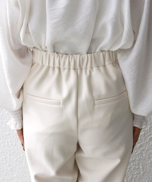 ships little black（シップスリトルブラック）の「【SHIPS別注】kaene:〈洗濯機可能〉ダンボール ストレート タック パンツ（セレモニー対応可）（その他パンツ・レディース・ネイビー/ナチュラル・38/36）」の9枚目の写真
