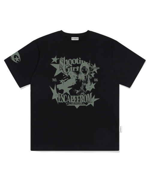 ESCAPEFROM(エスケープフロム)の「シューティングガールプリントオーバーサイズ半袖Tシャツブラック(Tシャツ/カットソー・レディース・その他・SMALL/MEDIUM/LARGE)」の1枚目の写真